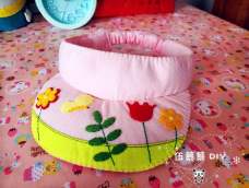 很可爱的一款粉红色花语的太阳帽，小花小草配上小蝴蝶，萌萌哒。