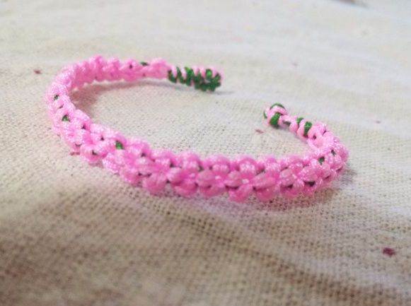 这款手绳试了好几种颜色的搭配，最终选定浅粉色和草绿色，感觉更有仙气，符合这款手绳的气质。不多说，上图。