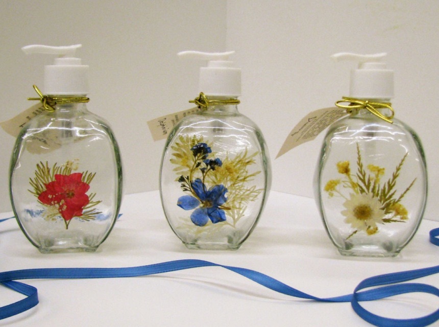 让每朵花都触手可及
mod胶水与压花让平淡的生活“花”起来

mod胶水作为一种防水、防潮、能够迅速干燥的媒介，在压花的应用十分广泛哦
·