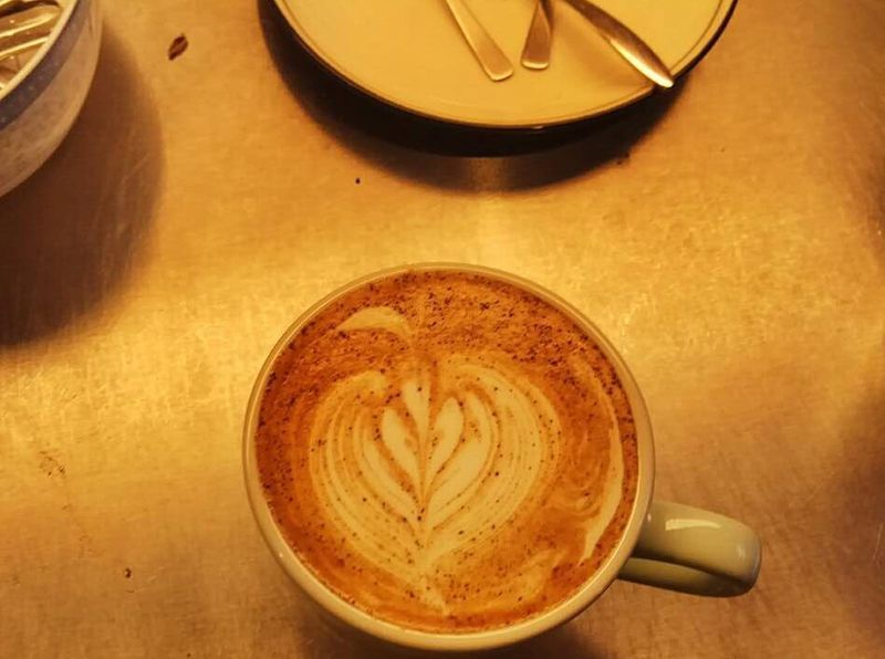 将中式咖啡于意式咖啡结合，让蒲公根茶与牛奶来个曼妙的艺术冲撞，成为美丽的艺术品