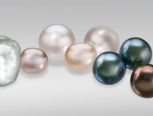 珍珠是有史以来最受人们喜爱的宝石，它包括天然珍珠和养殖珍珠，具有各种各样晶莹润泽的颜色。  

天然珍珠通常在某些软体动物体内的微小刺激物周围形成。 

养殖珍珠是将珠粒或小块组织植入软体动物体内并套上珍珠层而形成。

作为一直以来最受人们喜爱的宝石，珍珠（包括天然和现代养殖珍珠）的颜色多种多样。 

我们最熟悉的颜色是白色和奶油色（浅黄褐色）。 黑色、灰色、银色也相当常见，但珍珠的颜色几乎涵盖每一种色彩。 
主色：体色，通常会因伴色而有所改变，这些伴色包括典型的粉红色（有时称为玫瑰红）、绿色、紫色或蓝色。 

某些珍珠会出现晕彩现象称为珠光。
