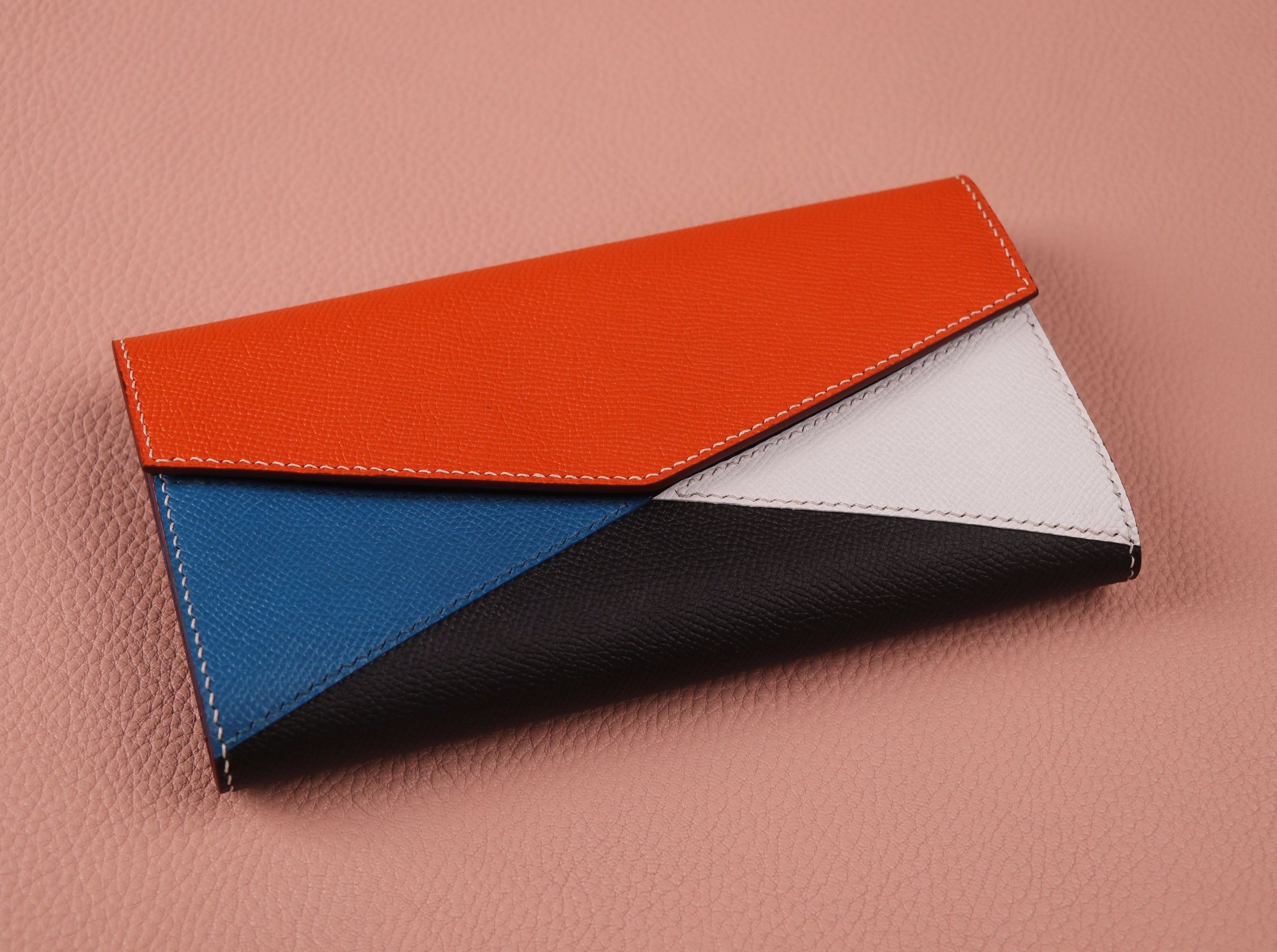 多种颜色搭配
规则的几何线条
手掌纹的质感
一个完美的手包
