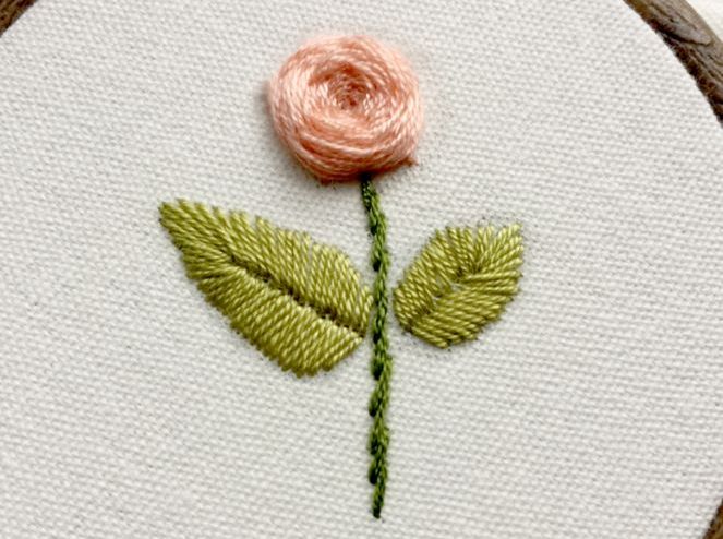 小玫瑰一朵，包含蛛网玫瑰绣、轮廓绣、缎面绣