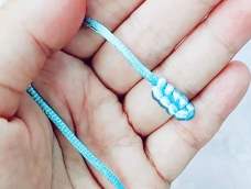 凤尾结，又叫麦穗结。有些地方叫八字结，经常用于中国结手绳收尾处理，精致又漂亮，编法也很简单一试就会。