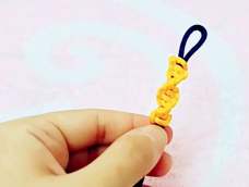 在中国结手绳里，有一种旋转螺旋形的结体很受欢迎，既可以做装饰结又可以做收尾结，然而许多人都不知道这种叫单向平结，今天的教程直接给新手扫盲了。