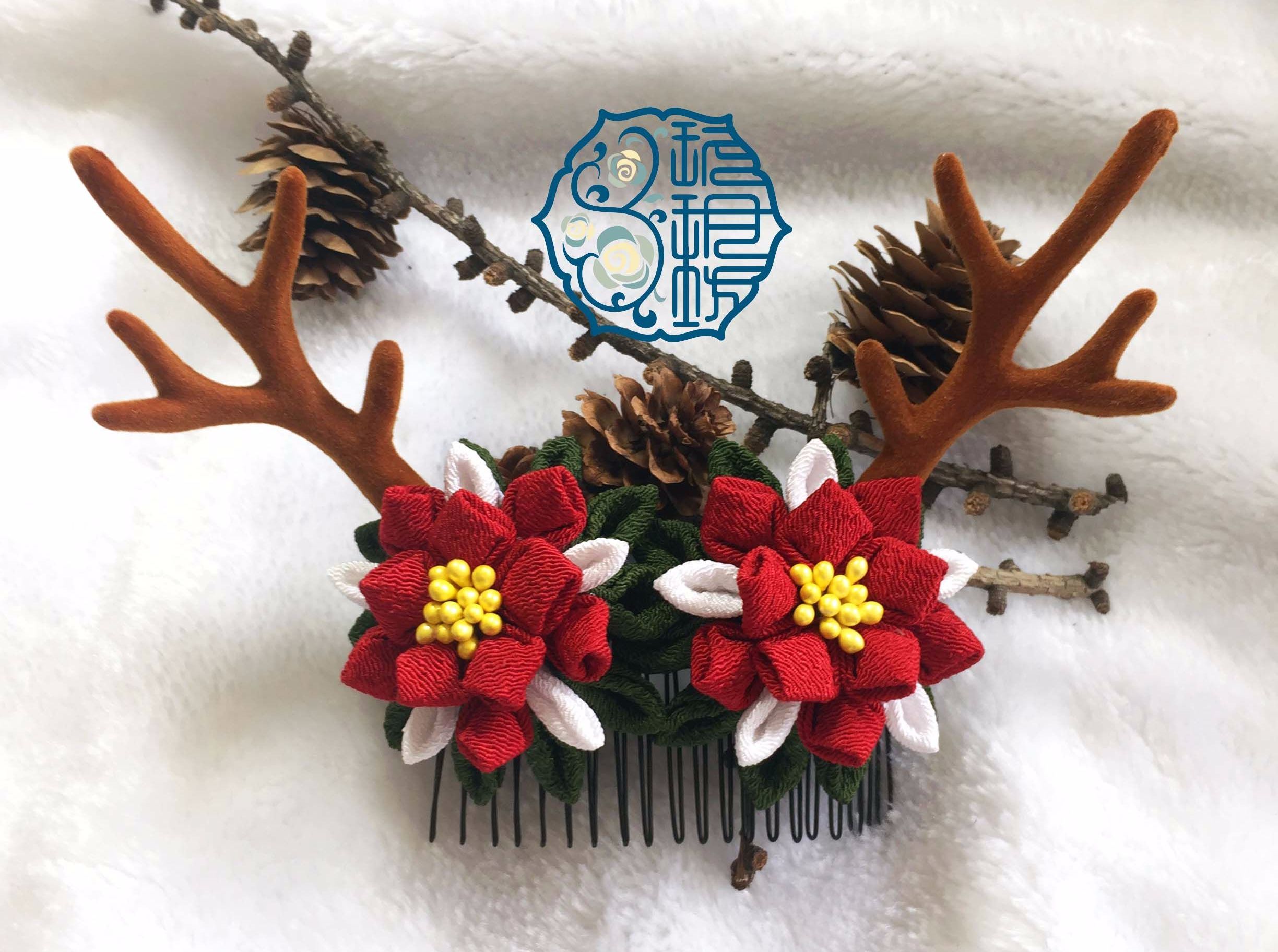 细工花手法做的圣诞一品红加小鹿角的发饰。用的是发梳。半盘头插在后面从正面只能看见小鹿角，很萌，背面看就有花。参加圣诞节活动，上个教程