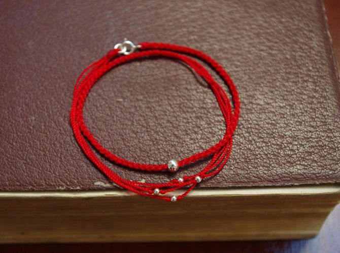 圆四股辫的编织方法
怎么样编成一个完整的红绳手链
