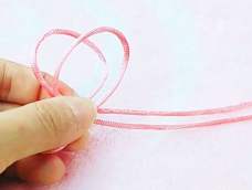 双联结经常用于编织情侣手绳，这次选用了少女心代表粉色，这是最简单的手工编法，一看就明白，学会了编给女朋友吧