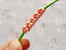 雀头结在中国结和西洋绳结里都有出现，它可以用来做手绳开头的扣眼，也可以编织一些平面的图样，将之绕圆还能编出现在大热的桃花结出来，非常美丽。