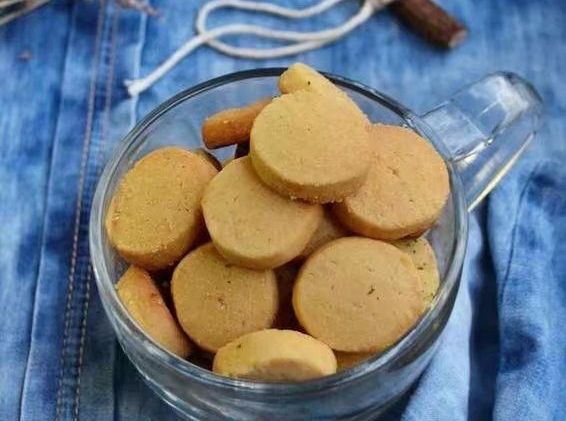花生饼干是一款制作简单，但是吃起来特别香，让你完全停不下来的饼干，如果你是在减肥阶段，那可要小心你的体重啰!