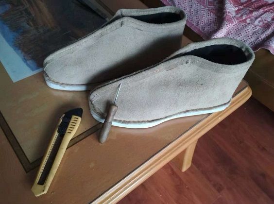 皮是旧沙发上取下来的猪皮，用做棉鞋的方法做一双面子是猪皮的蚌壳棉鞋。主要是练手。