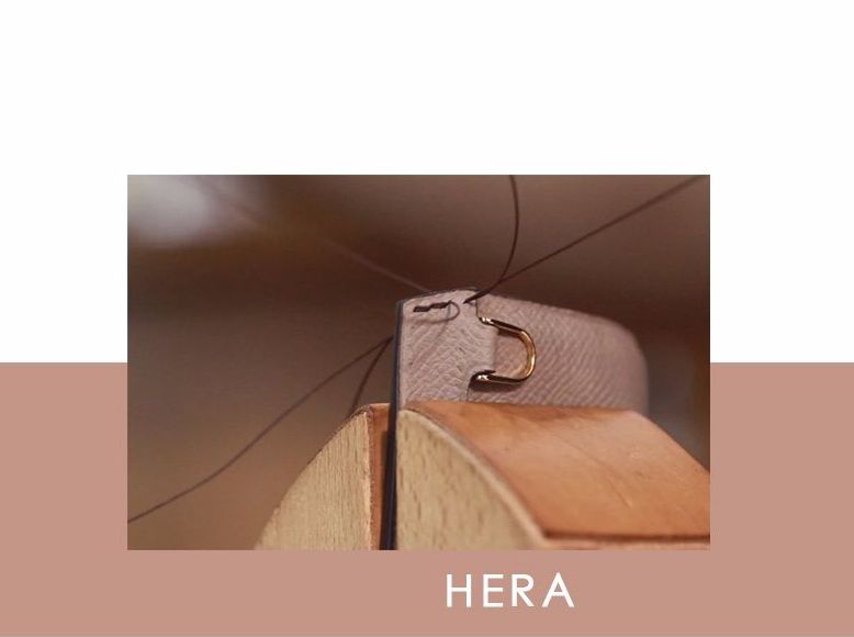 UPLAY


我们出了一款钻石包材料包，起名为HERA

* Hera
赫拉，古希腊神话中婚姻与生育女神
第三代天后
古希腊语中有“贵妇人”“女主人”“高贵的女性”的含义 


今天我们从视频中截取部分图片，

现在就一起进入HERA的详解图文教程吧。

