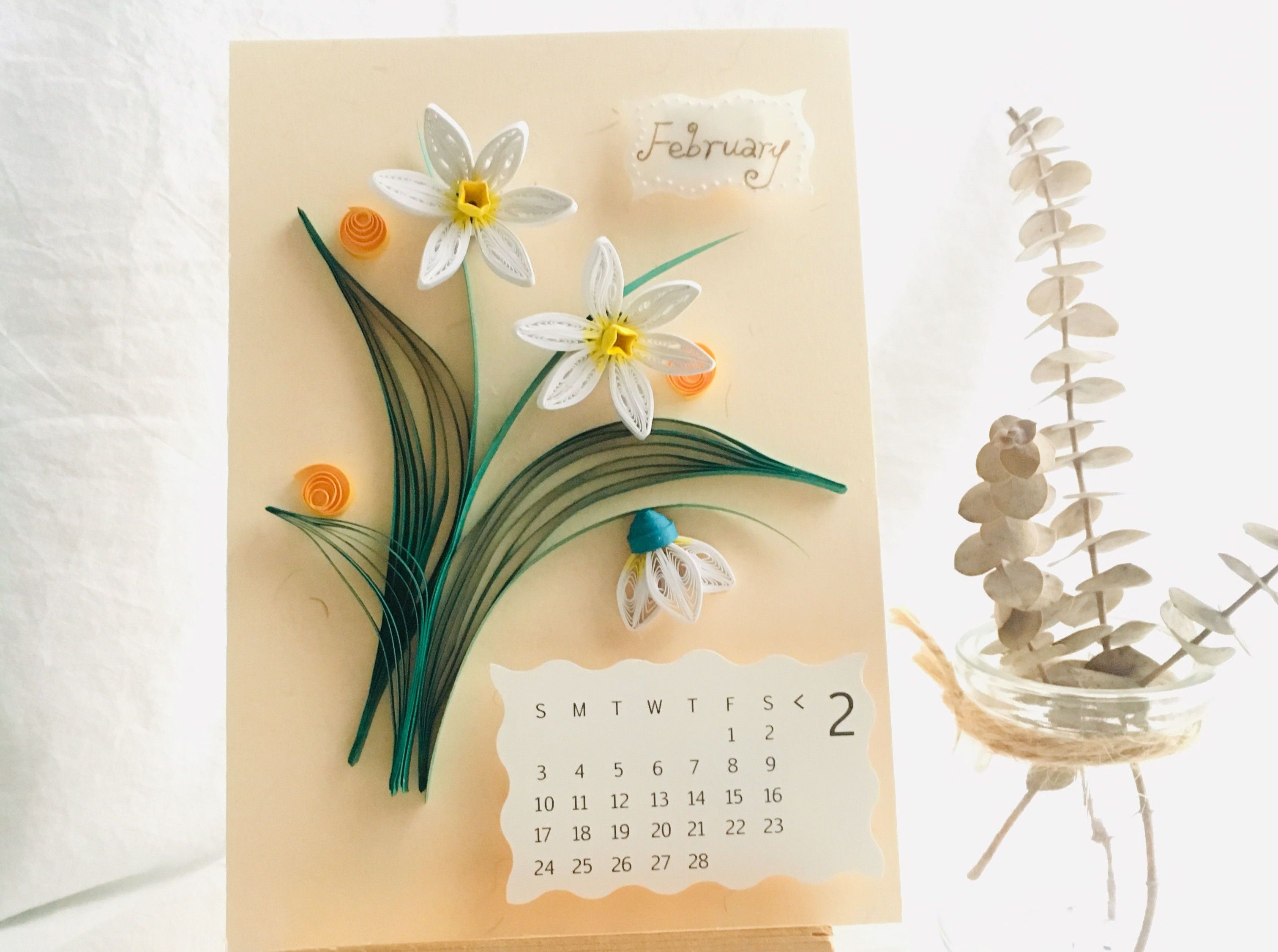 花一个下午，制作一个简单又小清新的衍纸日历装饰画，把二月水仙定格在相框里~