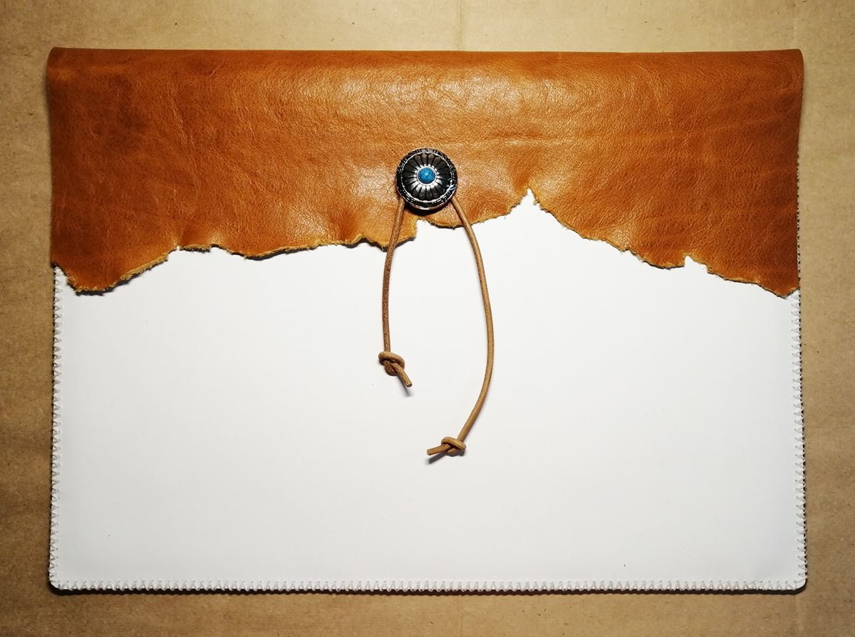 最喜欢的皮革配色是白×棕
最喜欢的感觉是自由原始
所以就做出了这么一个印第安风格的手拿包，
也可以装电脑或改成ipad套、kindle套的尺寸~