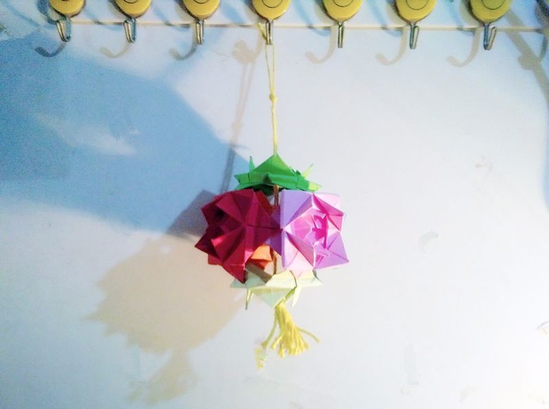 今年春节前，我用六个平面纸玫瑰做成了一个别致的花球。你别说，还真挺漂亮的。
