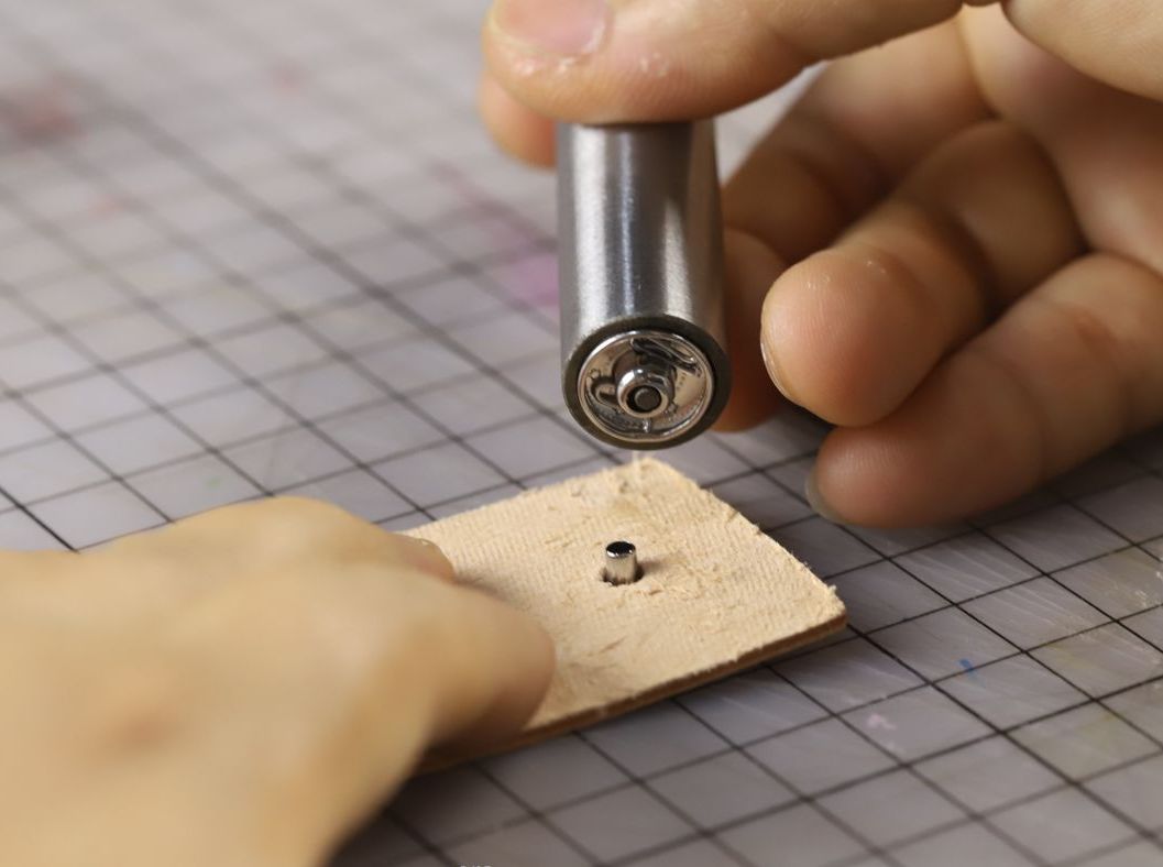 四合扣在手工皮具制作中用途很广，今天就让小编来教大家正确的四合扣安装！