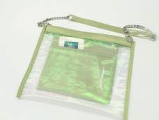 今天我们DIY的这款透明包，就是结合了PVC与布艺，加上少量的银色金属，给夏末增添一抹清凉。