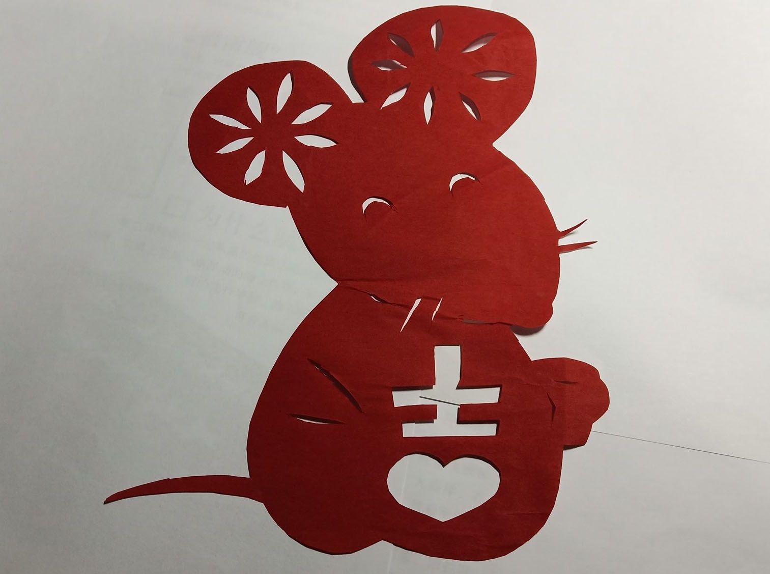 好长时间没有更新剪纸版块了耶，走一个：
恭祝您：新的一年里有：
“鼠”不尽的快乐！
“鼠”不尽的笑容！
“鼠”不尽的钞票！
“鼠”不尽的幸福！
“鼠”不尽的收获！
愿所有的好运都“鼠”于我们！@予心木子
http://www.lexue.asia/