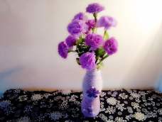 用纸绳做出梦幻般的紫色花瓶