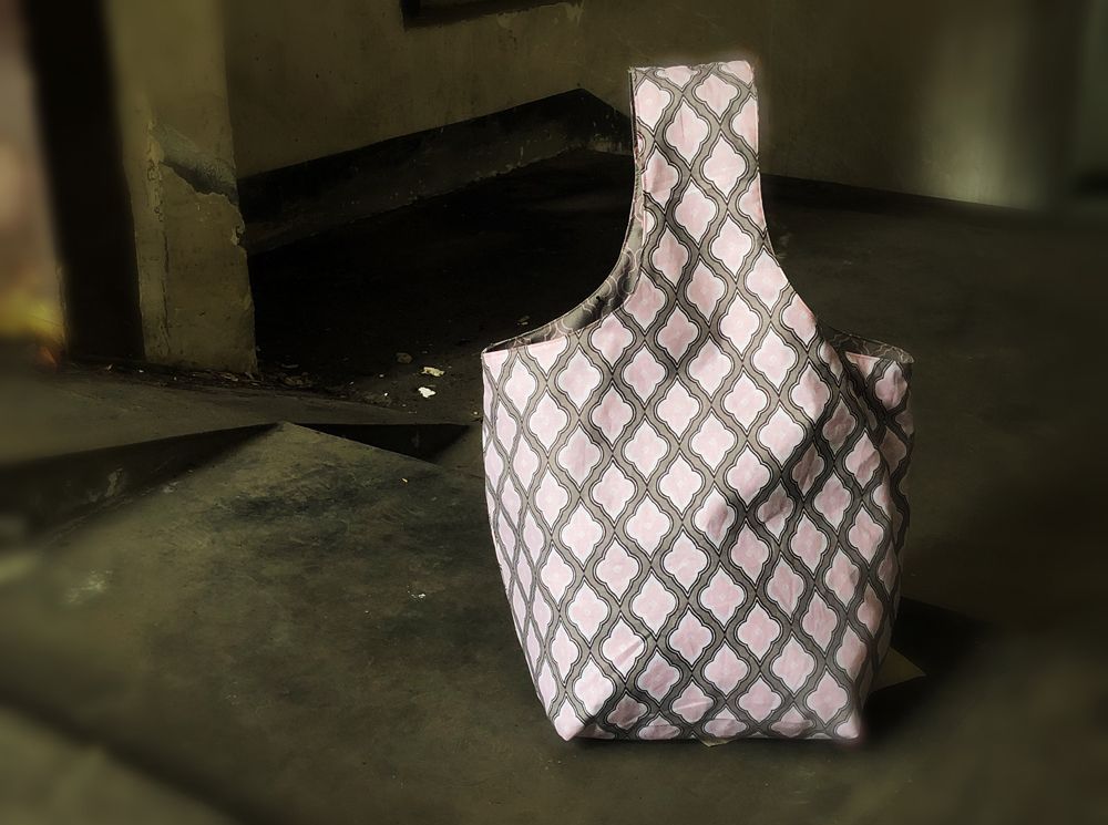 今天为大家分享的是非常实用的一款环保单提手购物袋，可以用轻薄的棉布制作成双面。
今天的主要是讲背心式提手的缝合方法。