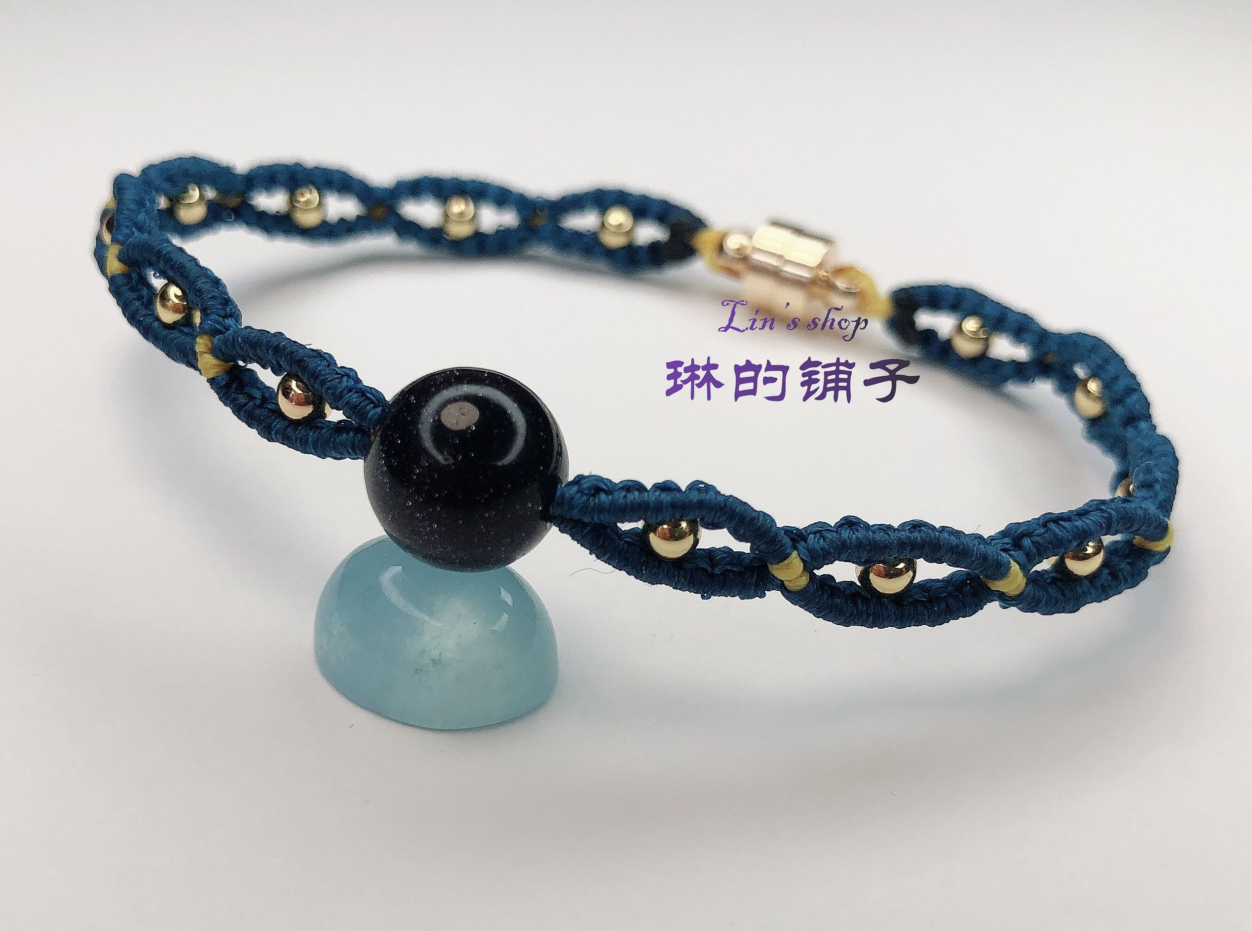 蓝砂石珠搭配14k小银珠，用蓝黄经典搭配色编的一款简约款手链~