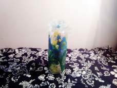 废旧玻璃瓶巧做彩绘花瓶