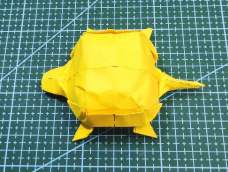 由a4纸裁成的正方形纸折叠而成，再折成双船折的反折，继续折叠成形，简单而生动的折纸