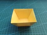此折纸方盒是一款造型简洁，有几何形体线条美感的盒子
