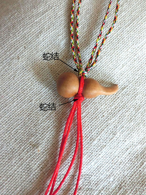 简约款四股编织桃木葫芦细脚链绳教程