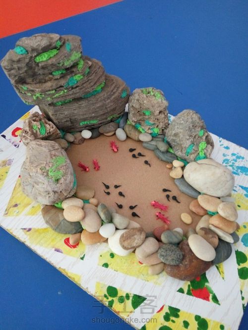 先固定大块儿石头第5步:一定要粘结实呦第6步:再堆积小石头第7步:因为
