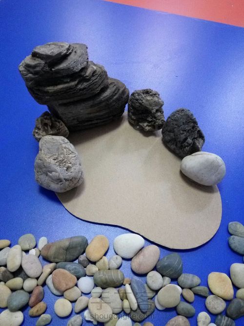 先固定大块儿石头第5步:一定要粘结实呦第6步:再堆积小石头第7步:因为