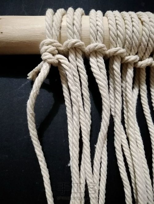 5m的线做绕线编纵卷结,木棍上的绳子容易松散,编织前将木棍上的绳子拉