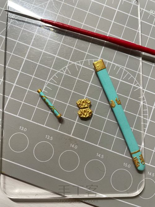 首先做出剑柄 剑鞘坯子 以及雕花 分别用超轻粘土和金色粘土制作 为了