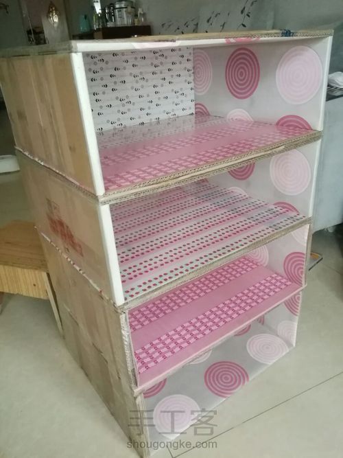 旧冰箱抽屉和纸箱做玩具柜